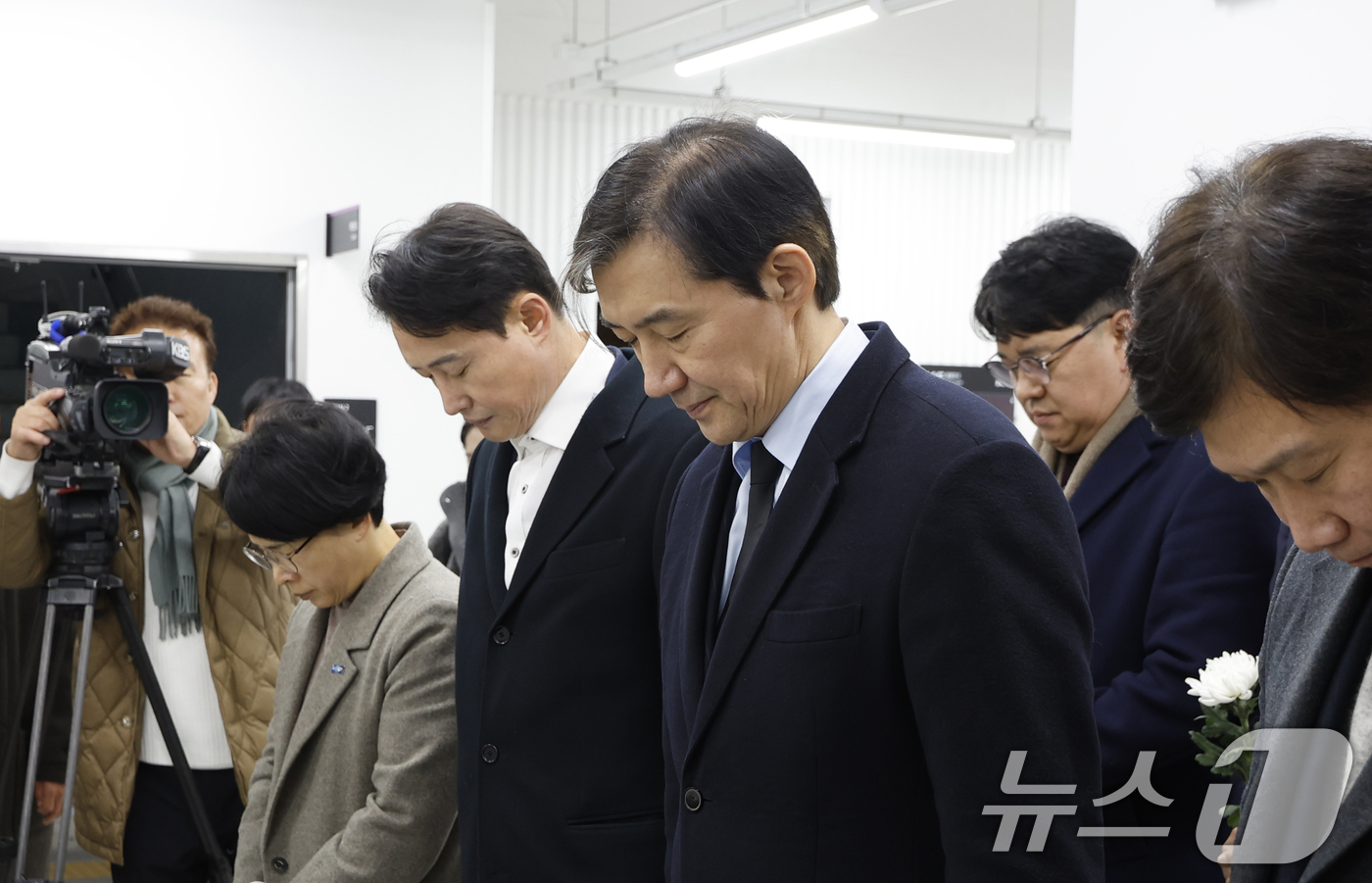 (광주=뉴스1) 김태성 기자 = 조국 조국혁신당 대표가 24일 광주 전일빌딩 1층에 마련된 12.29여객기 참사 1주기 추모 분향소를 찾아 참배했다. 2025.12.24/뉴스1