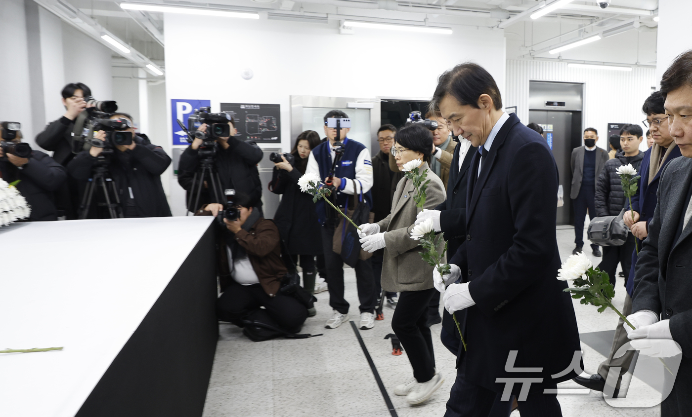 (광주=뉴스1) 김태성 기자 = 조국 조국혁신당 대표가 24일 광주 전일빌딩 1층에 마련된 12.29여객기 참사 1주기 추모 분향소를 찾아 참배했다. 2025.12.24/뉴스1
