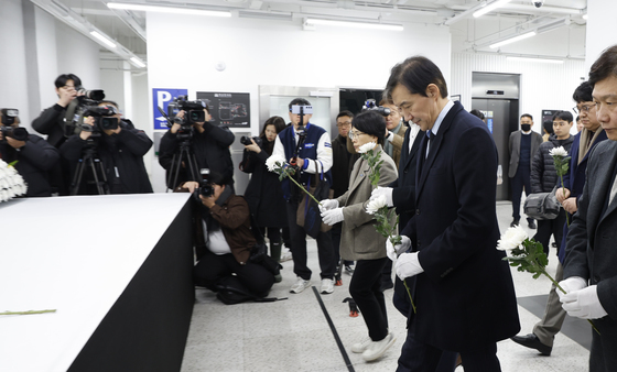 여객기 참사 1주기 참배하는 조국 대표