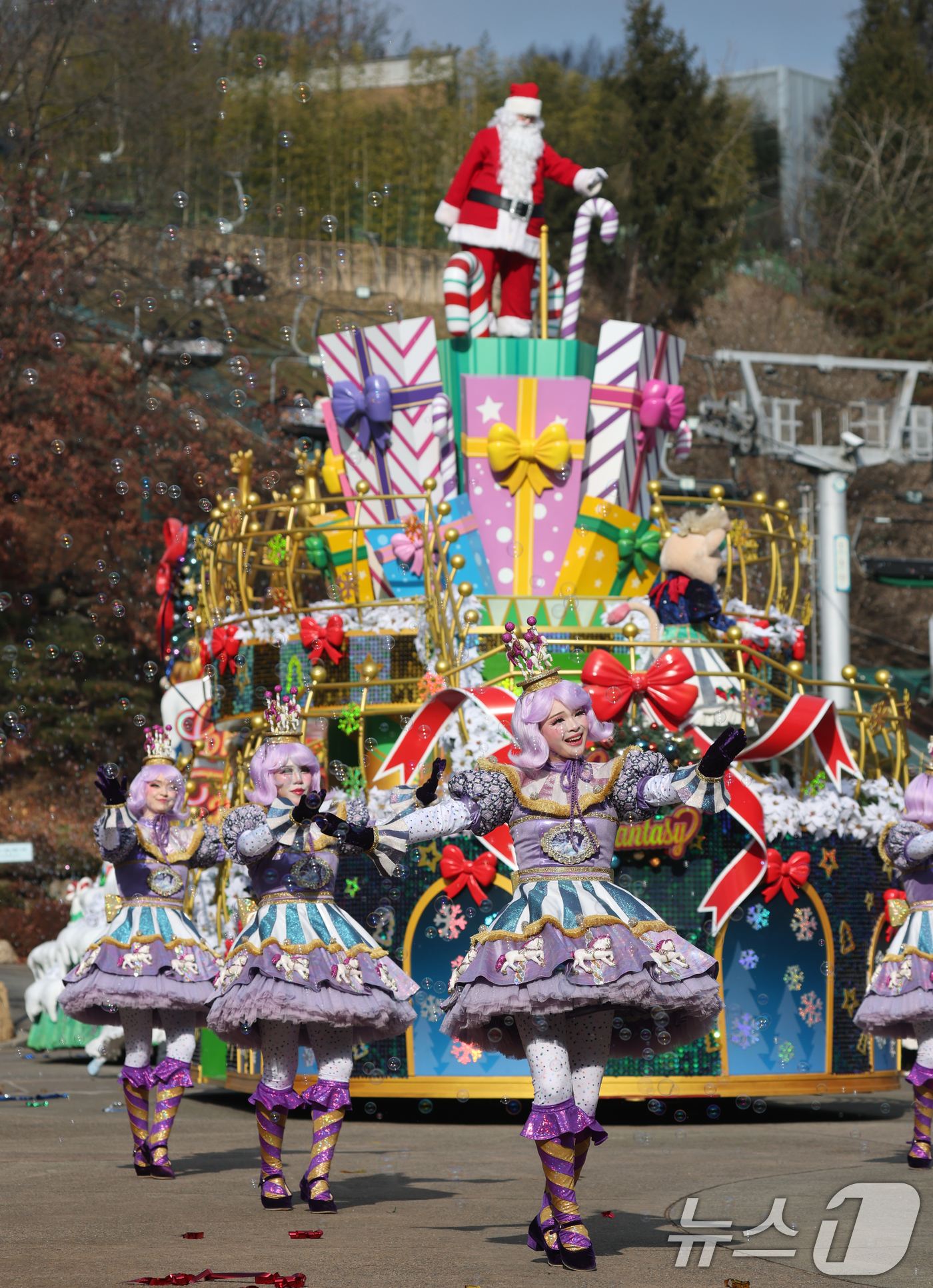 (용인=뉴스1) 김영운 기자 = 크리스마스를 하루 앞둔 24일 경기 용인시 처인구 에버랜드에서 크리스마스 판타지 '블링블링 X-Mas 퍼레이드' 공연을 하고 있다. 2025.12. …