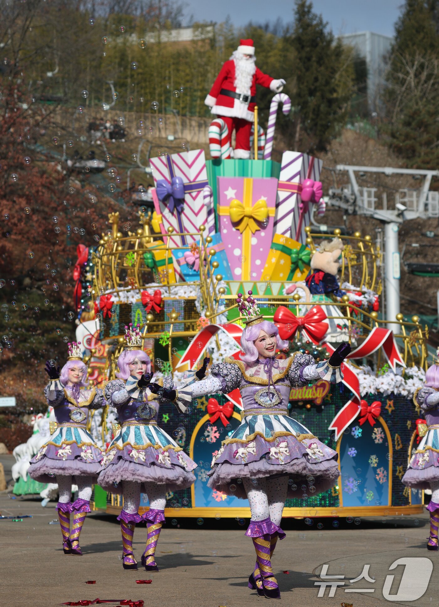 본문 이미지 - 크리스마스를 하루 앞둔 24일 경기 용인시 처인구 에버랜드에서 크리스마스 판타지 '블링블링 X-Mas 퍼레이드' 공연을 하고 있다. 2025.12.24/뉴스1 ⓒ News1 김영운 기자
