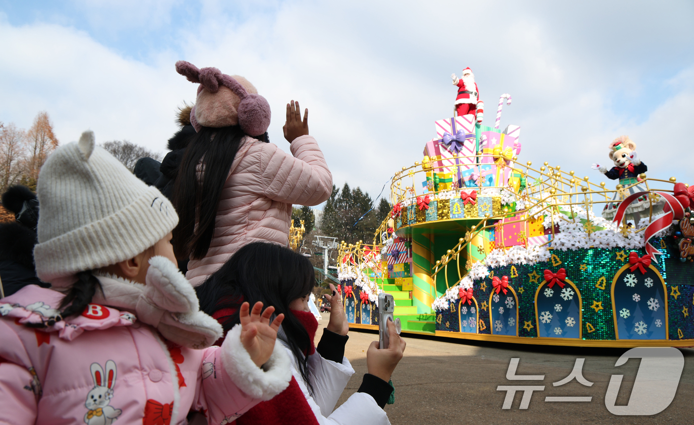 (용인=뉴스1) 김영운 기자 = 크리스마스를 하루 앞둔 24일 경기 용인시 처인구 에버랜드에서 크리스마스 판타지 '블링블링 X-Mas 퍼레이드' 공연을 하고 있다. 2025.12. …