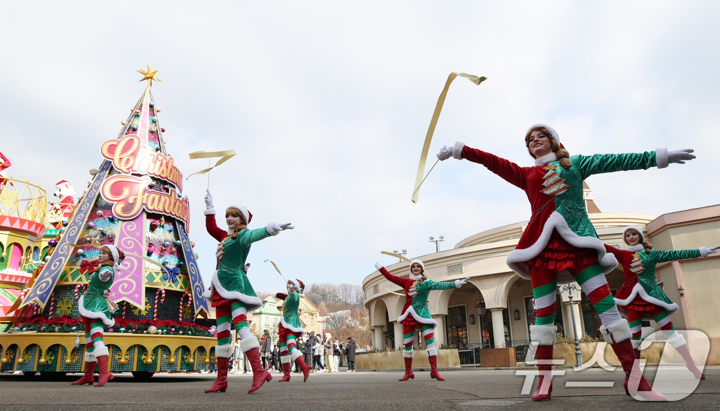 (용인=뉴스1) 김영운 기자 = 크리스마스를 하루 앞둔 24일 경기 용인시 처인구 에버랜드에서 크리스마스 판타지 '블링블링 X-Mas 퍼레이드' 공연을 하고 있다. 2025.12. …