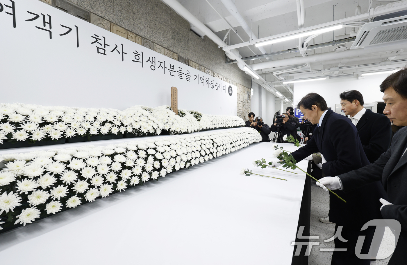 (광주=뉴스1) 김태성 기자 = 조국 조국혁신당 대표가 24일 광주 전일빌딩 1층에 마련된 12.29여객기 참사 1주기 추모 분향소를 찾아 참배하고 있다. 2025.12.24/뉴스 …