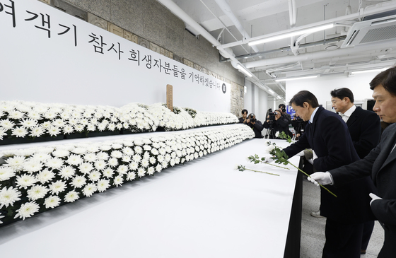 여객기 참사 1주기 분향소 찾은 조국 대표