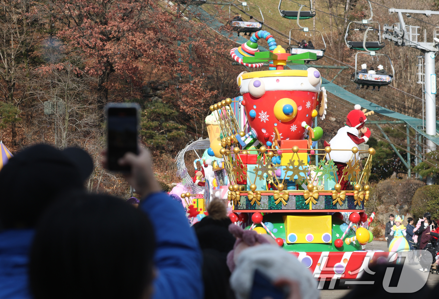 (용인=뉴스1) 김영운 기자 = 크리스마스를 하루 앞둔 24일 경기 용인시 처인구 에버랜드에서 크리스마스 판타지 '블링블링 X-Mas 퍼레이드' 공연을 하고 있다. 2025.12. …