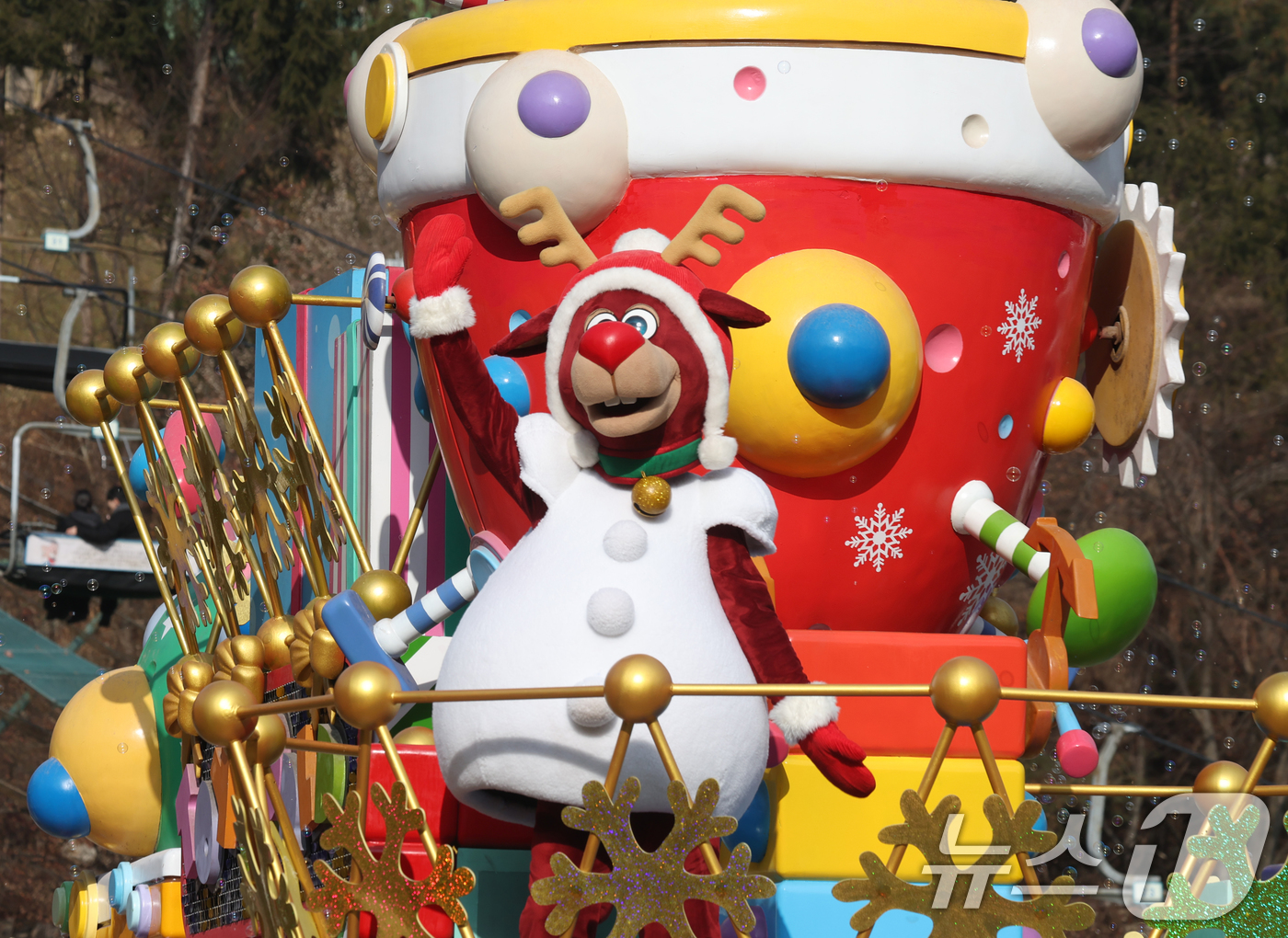 (용인=뉴스1) 김영운 기자 = 크리스마스를 하루 앞둔 24일 경기 용인시 처인구 에버랜드에서 크리스마스 판타지 '블링블링 X-Mas 퍼레이드' 공연을 하고 있다. 2025.12. …