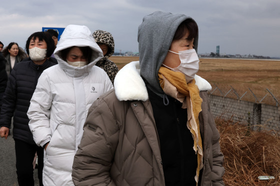 활주로 바라보며 눈물 흘리는 유가족