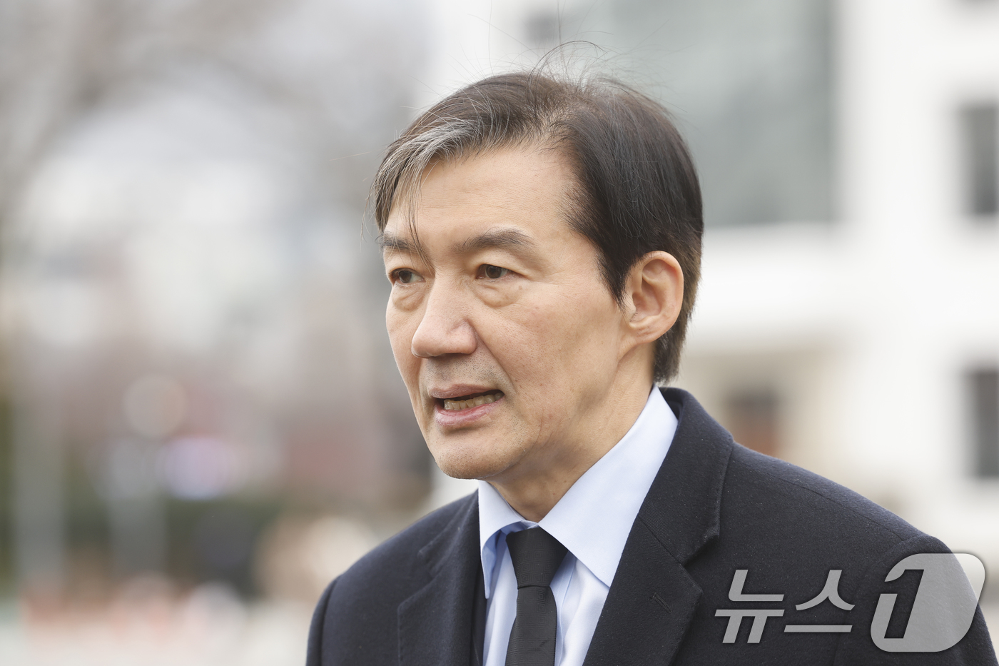 (광주=뉴스1) 김태성 기자 = 조국 조국혁신당 대표가 24일 광주 5.18민주광장에  마련된 광주대표도서관 붕괴 참사 희생자 시민분향소를  참배 후 취재진 질문에 답하고 있다. …