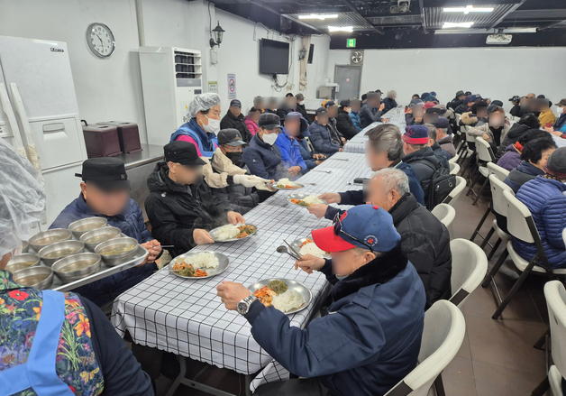 [르포] 어려운 이웃 '한 끼' 책임지는 무료급식소…'밥퍼'의 점심시간