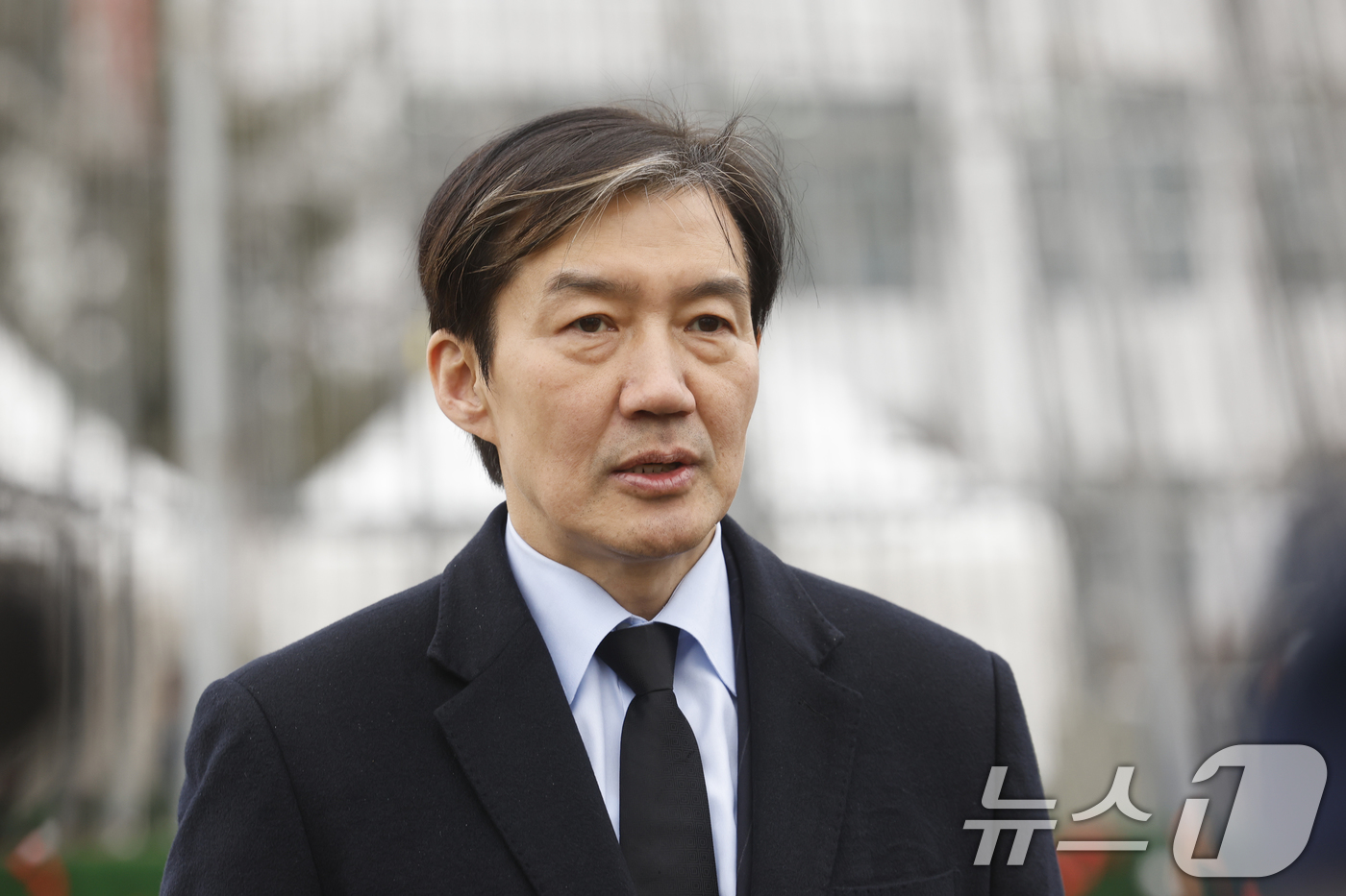 (광주=뉴스1) 김태성 기자 = 조국 조국혁신당 대표가 24일 광주 5.18민주광장에  마련된 광주대표도서관 붕괴 참사 희생자 시민분향소를  참배 후 취재진 질문에 답하고 있다. …