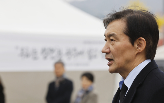 취재진 질문에 답하는 조국 대표