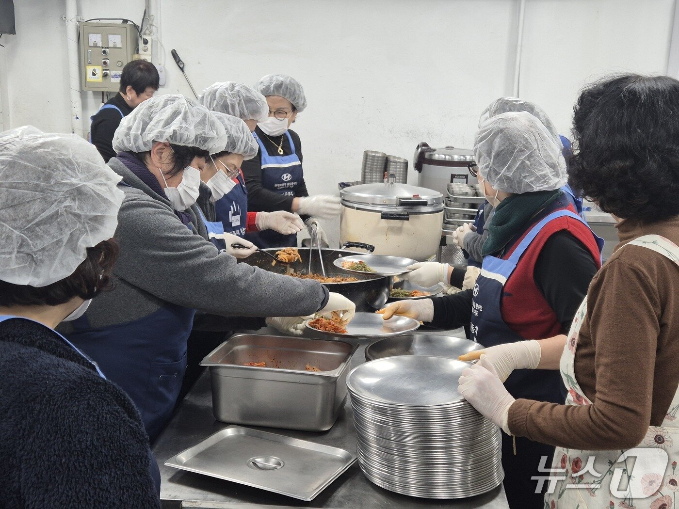 본문 이미지 - 24일 오전 10시께 울산 중구 '밥퍼'에서 봉사자들이 음식을 식판에 옮겨담고 있다.2025.12.24/뉴스1ⓒ 뉴스1 박정현 기자