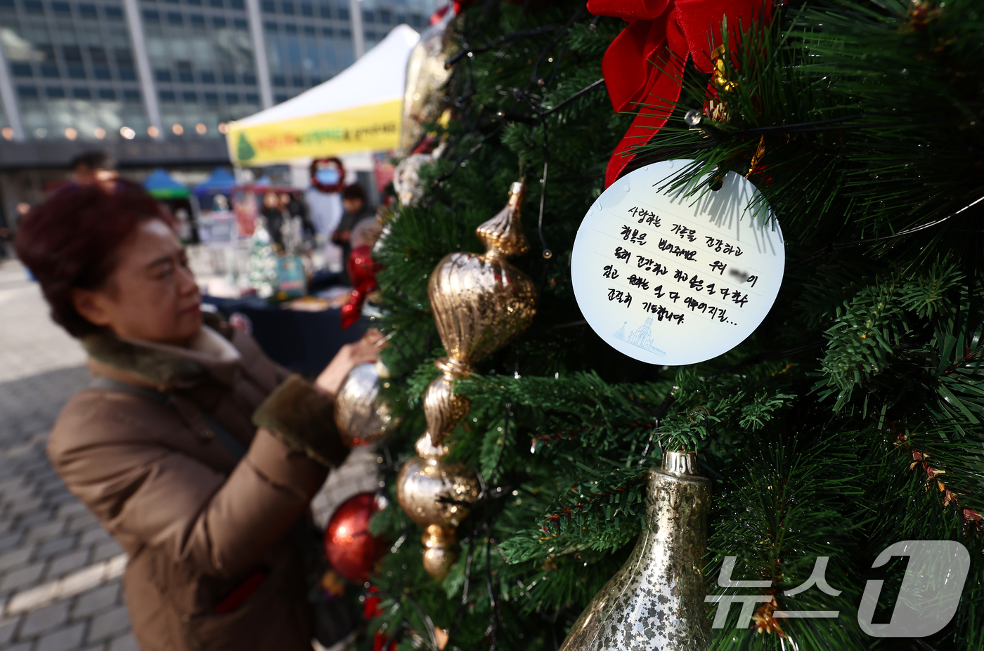 (서울=뉴스1) 김민지 기자 = 크리스마스 이브인 24일 오후 서울 중구 명동성당 앞에서 놓인 크리스마스 트리에 시민들의 소원이 담긴 메모가 걸려 있다. 2025.12.24/뉴스1 …