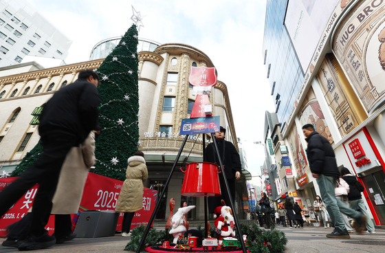 캐럴·구세군·신세계 파사드…"성탄 전야, 명동 오니 설레요"