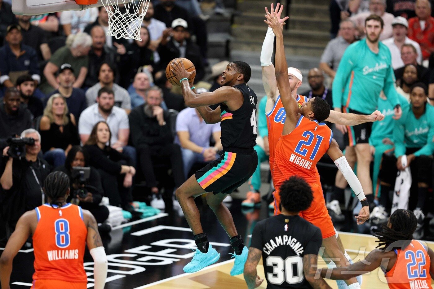 본문 이미지 - 샌안토니오 스퍼스(검은색 유니폼)가 24일(한국시간) 열린 2025-26 NBA 오클라호마시티 선더와 경기에서 130-110으로 이겼다. ⓒ AFP=뉴스1