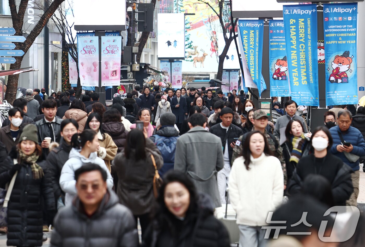 본문 이미지 - 크리스마스 이브인 24일 오후 서울 중구 명동거리가 시민과 외국인 관광객들로 붐비고 있다. 2025.12.24/뉴스1 ⓒ News1 김민지 기자