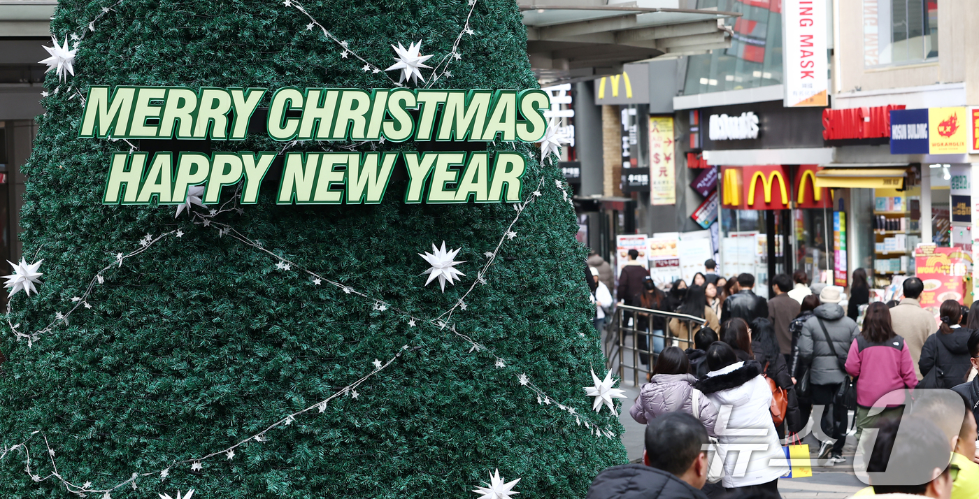 (서울=뉴스1) 김민지 기자 = 크리스마스 이브인 24일 오후 서울 중구 명동거리가 시민과 외국인 관광객들로 붐비고 있다. 2025.12.24/뉴스1