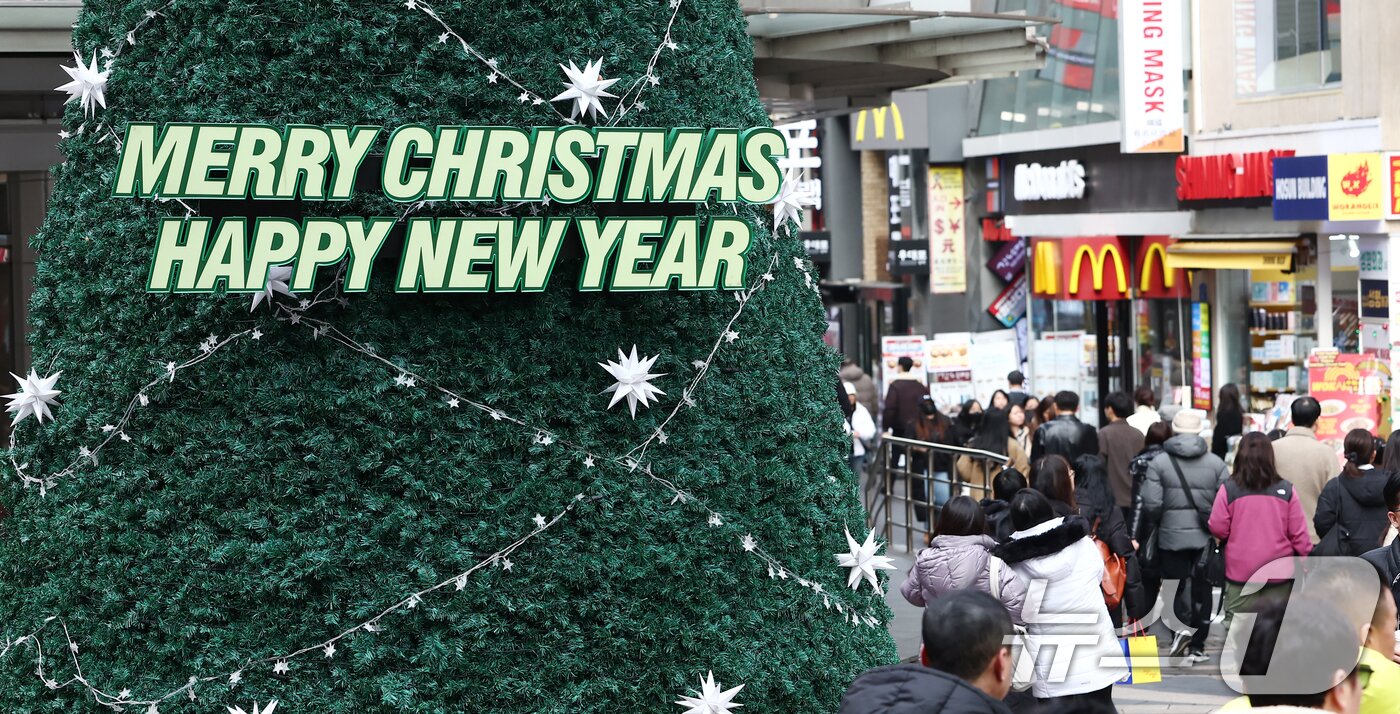 본문 이미지 - 크리스마스 이브인 24일 오후 서울 중구 명동거리가 시민과 외국인 관광객들로 붐비고 있다. 2025.12.24/뉴스1 ⓒ News1 김민지 기자