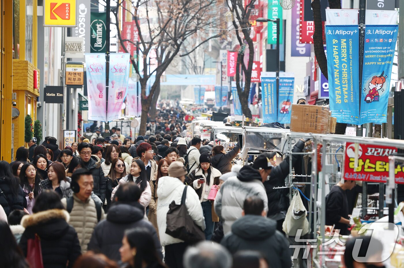 본문 이미지 - 크리스마스 이브인 24일 오후 서울 중구 명동거리가 시민과 외국인 관광객들로 붐비고 있다. 2025.12.24/뉴스1 ⓒ News1 김민지 기자
