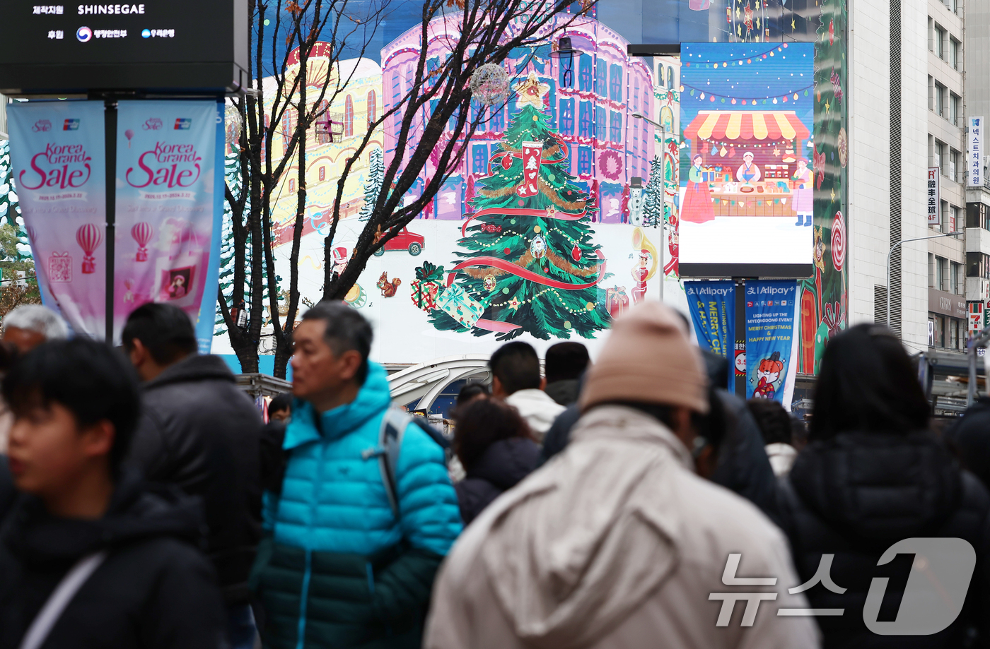 (서울=뉴스1) 김민지 기자 = 크리스마스 이브인 24일 오후 서울 중구 명동거리에 크리스마스 트리 옥외 광고가 나오고 있다. 2025.12.24/뉴스1