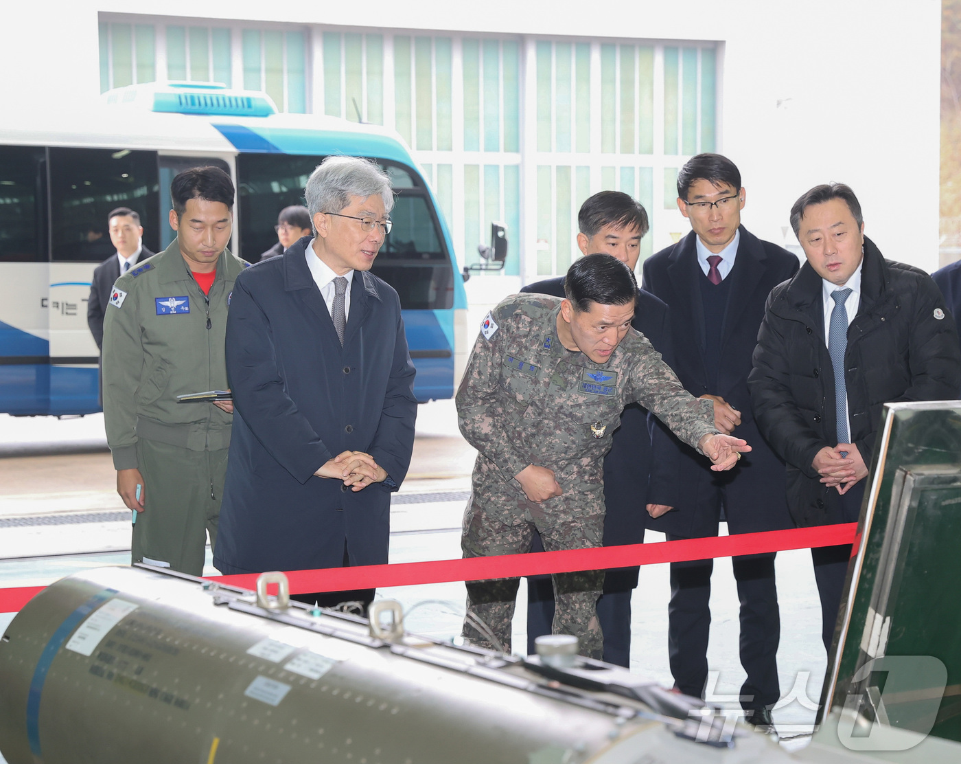 (서울=뉴스1) = 김상환 헌법재판소장이 24일 경상북도 예천군 제16전투비행단을 방문해 이원희 비행단장(준장)에게 부대 장비 설명을 듣고 있다. (헌법재판소 제공. 재판매 및 D …