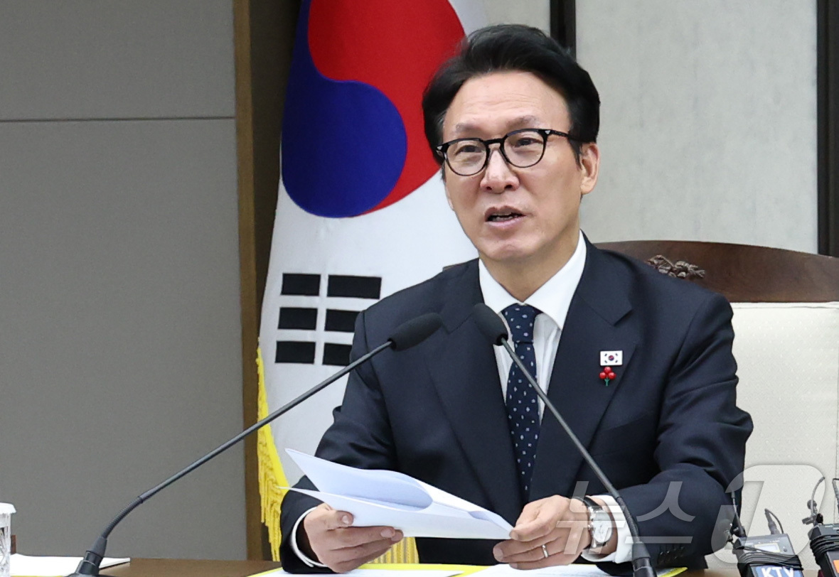 (세종=뉴스1) 김기남 기자 = 김민석 국무총리가 24일 세종시 정부세종청사에서 열린 자살예방 관계장관회의를 주재하며 발언하고 있다. 2025.12.24/뉴스1