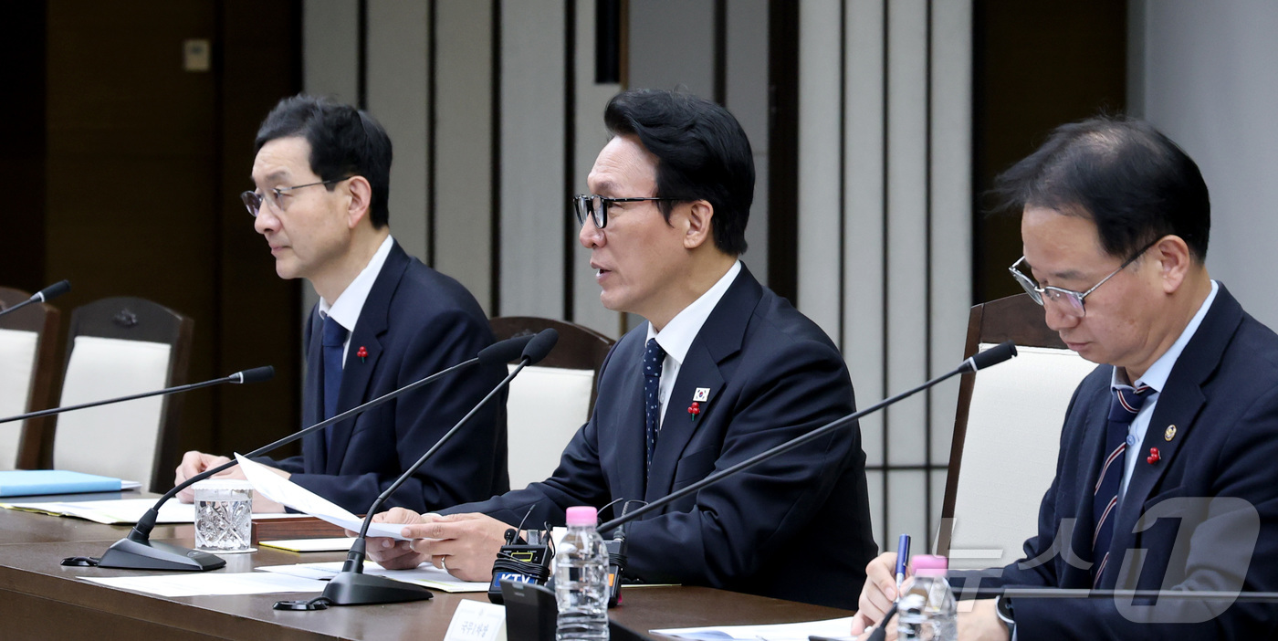 (세종=뉴스1) 김기남 기자 = 김민석 국무총리가 24일 세종시 정부세종청사에서 열린 자살예방 관계장관회의를 주재하며 발언하고 있다. 2025.12.24/뉴스1