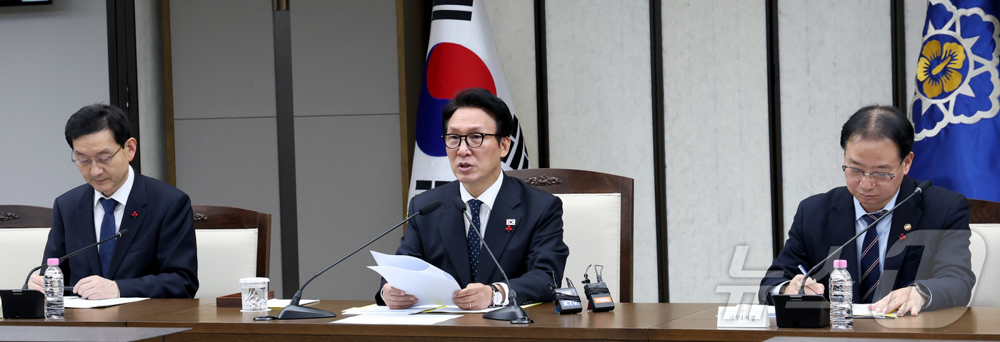 (세종=뉴스1) 김기남 기자 = 김민석 국무총리가 24일 세종시 정부세종청사에서 열린 자살예방 관계장관회의를 주재하며 발언하고 있다. 2025.12.24/뉴스1