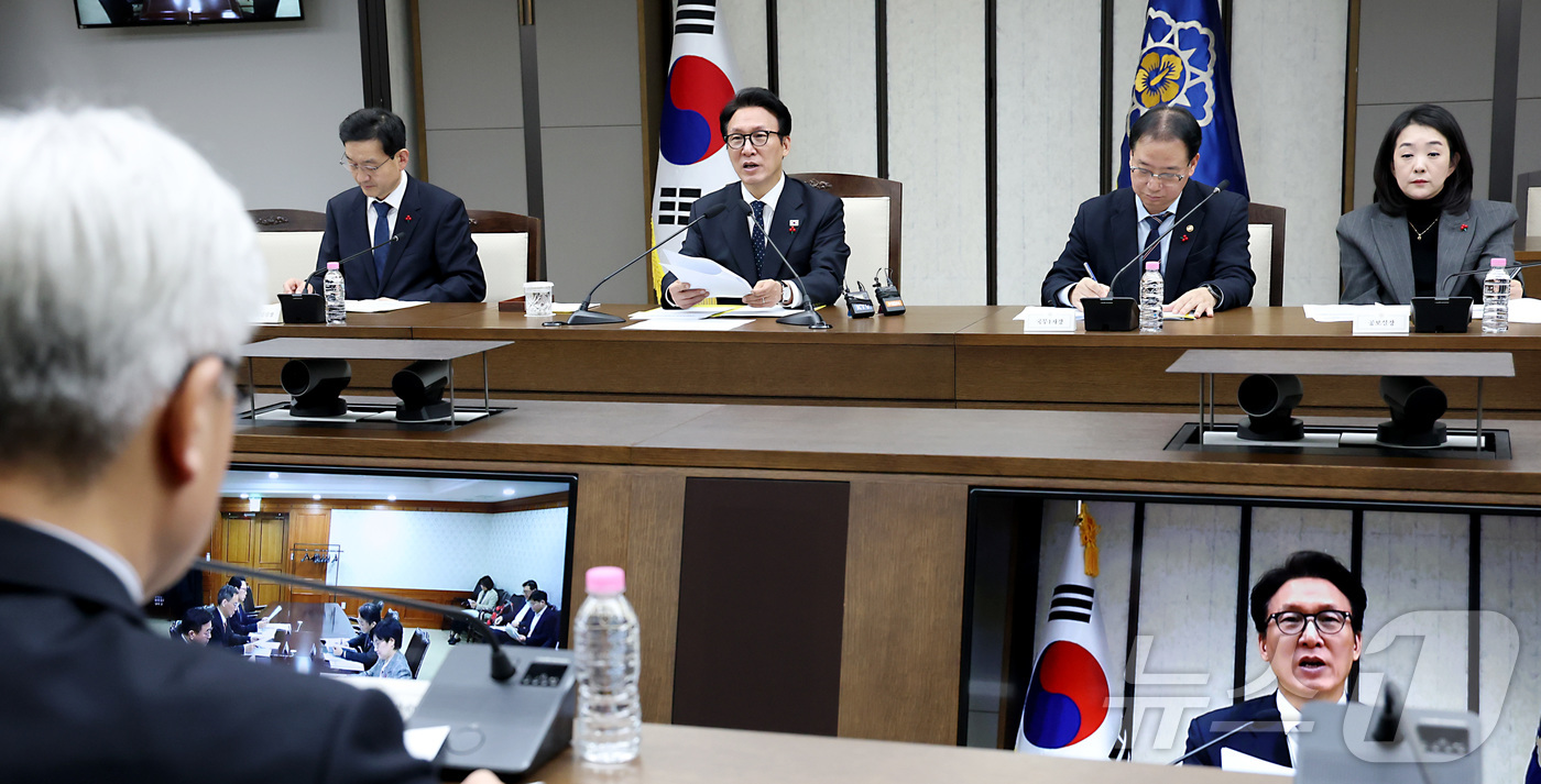 (세종=뉴스1) 김기남 기자 = 김민석 국무총리가 24일 세종시 정부세종청사에서 열린 자살예방 관계장관회의를 주재하며 발언하고 있다. 2025.12.24/뉴스1