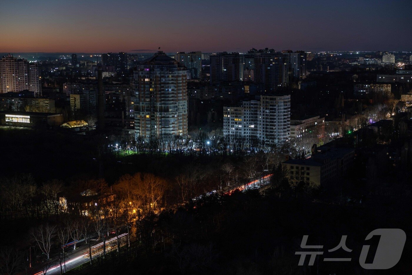 본문 이미지 - 13일(현지시간) 러시아 남부 도시 오데사가 러시아의 미사일과 드론 공격으로 에너지 시설이 파괴된 뒤 일부 지역이 정전됐다. 2025.12.13.ⓒ AFP=뉴스1