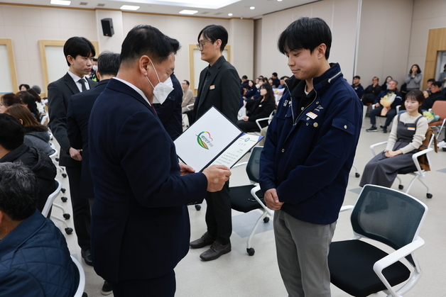 영동군 올해 4분기 친절공무원 5명 선정 표창