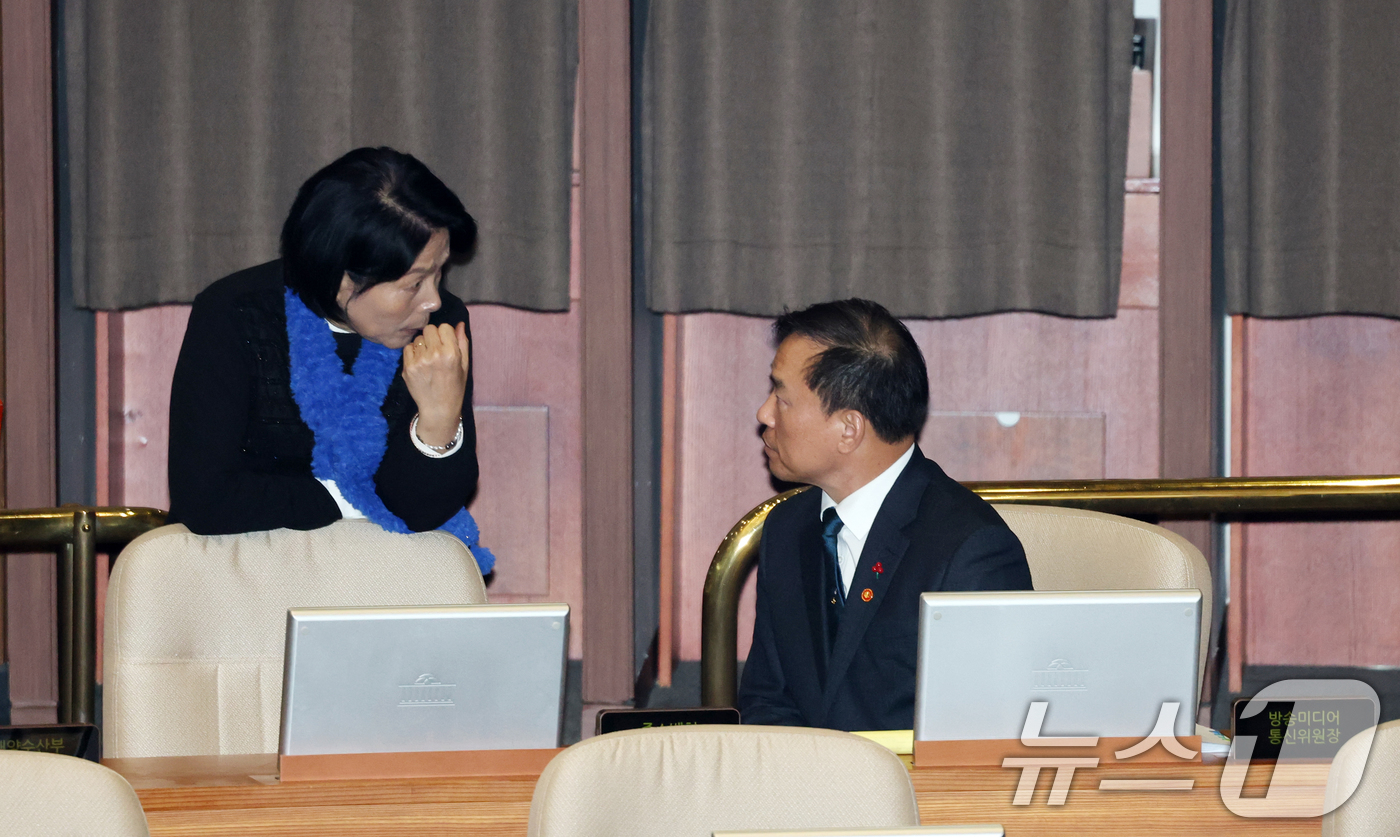 (서울=뉴스1) 이승배 기자 = 23일 서울 여의도 국회에서 열린 제430회국회(임시회) 제2차 본회의에서 최민희 더불어민주당 의원과 김종철 방송미디어통신위원회 위원장이 대화하고 …