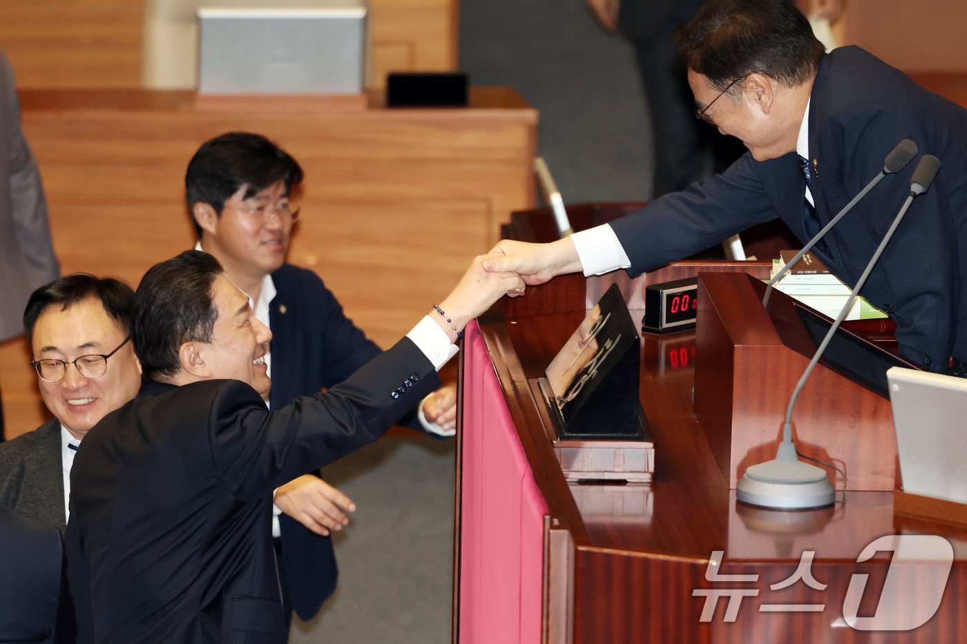 (서울=뉴스1) 이승배 기자 = 김병기 더불어민주당 원내대표가 23일 서울 여의도 국회에서 열린 제430회국회(임시회) 제2차 본회의에서 정보통신망 이용촉진 및 정보보호 등에 관한 …