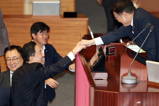 악수하는 우원식 의장과 김병기 원내대표