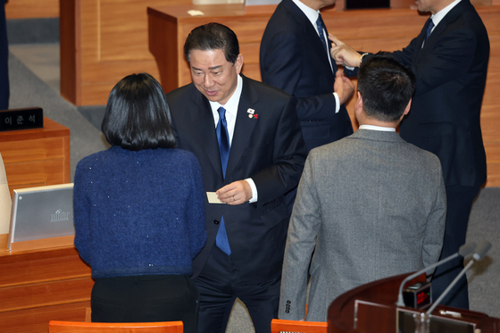 무제한 토론 종결 투표하는 김병기 원내대표