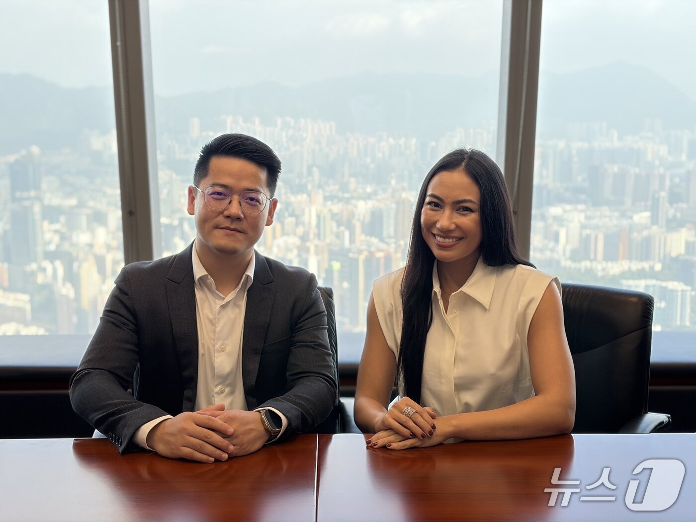 본문 이미지 - Aaron Ju 미래에셋증권 홍콩법인 IB담당디렉터(좌측)와 Olivia HIGGINS 마케팅·PR 담당