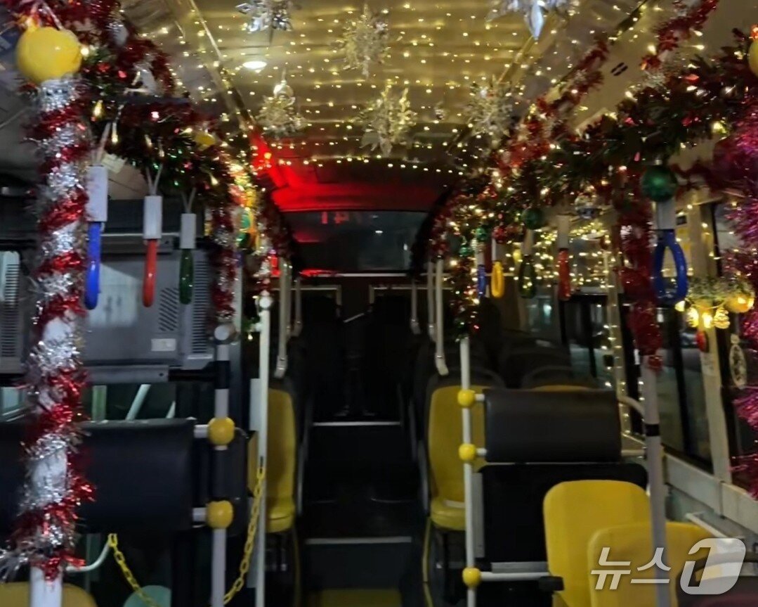 본문 이미지 - 전북 한 버스회사에서 꾸민 산타버스.(독자제공. 재판매 및 DB 금지)/뉴스1