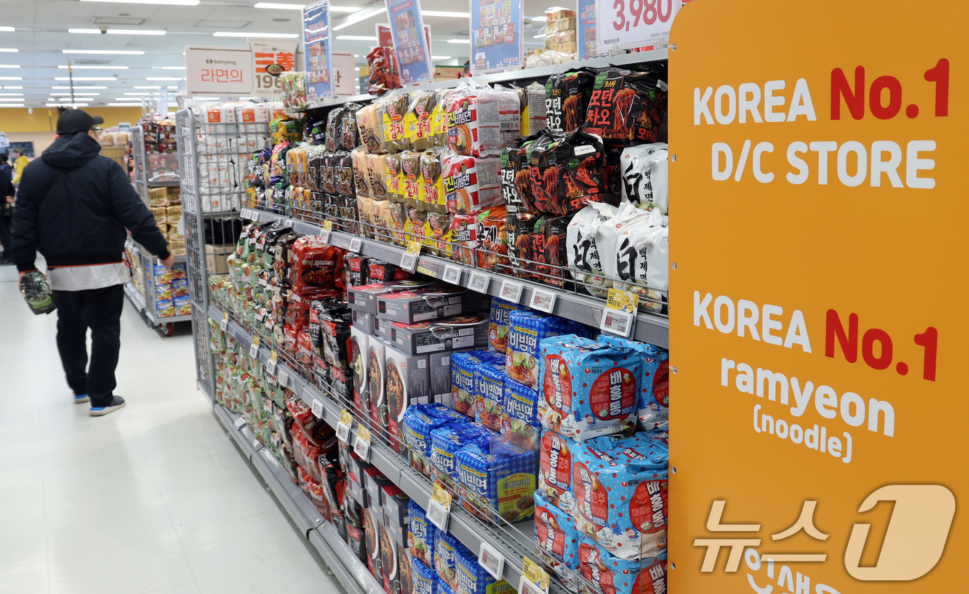 (서울=뉴스1) 김명섭 기자 = 정부는 24일  K-콘텐츠 확산으로 형성된 K-소비재에 대한 우호적 분위기를 수출 확대로 연결해 2030년까지 유망소비재 수출 700억달러를 달성한 …