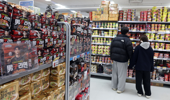 라면·식용유값 3~14.6%↓…업계 자발적 인하에 장바구니 부담 덜어