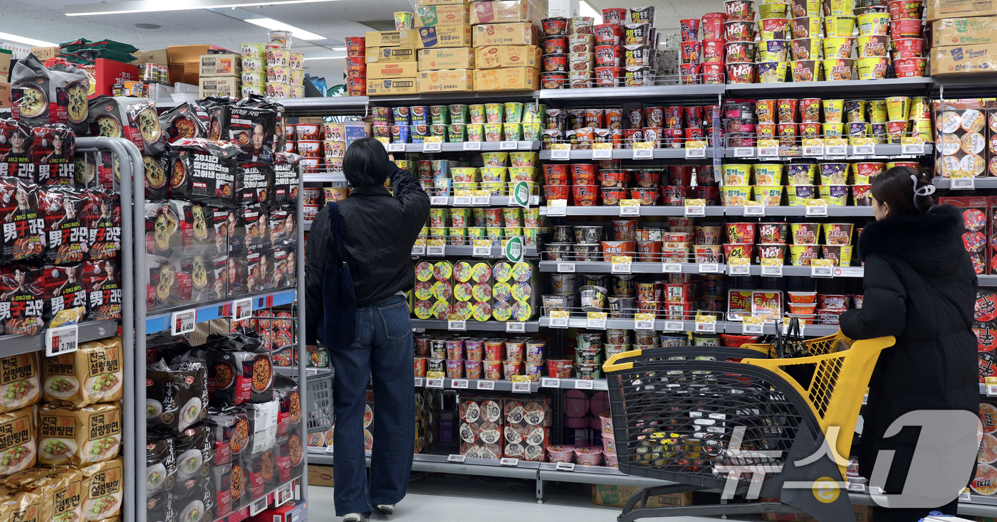 (서울=뉴스1) 김명섭 기자 = 정부는 24일  K-콘텐츠 확산으로 형성된 K-소비재에 대한 우호적 분위기를 수출 확대로 연결해 2030년까지 유망소비재 수출 700억달러를 달성한 …