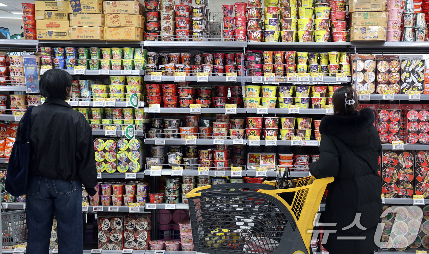 (서울=뉴스1) 김명섭 기자 = 정부는 24일  K-콘텐츠 확산으로 형성된 K-소비재에 대한 우호적 분위기를 수출 확대로 연결해 2030년까지 유망소비재 수출 700억달러를 달성한 …