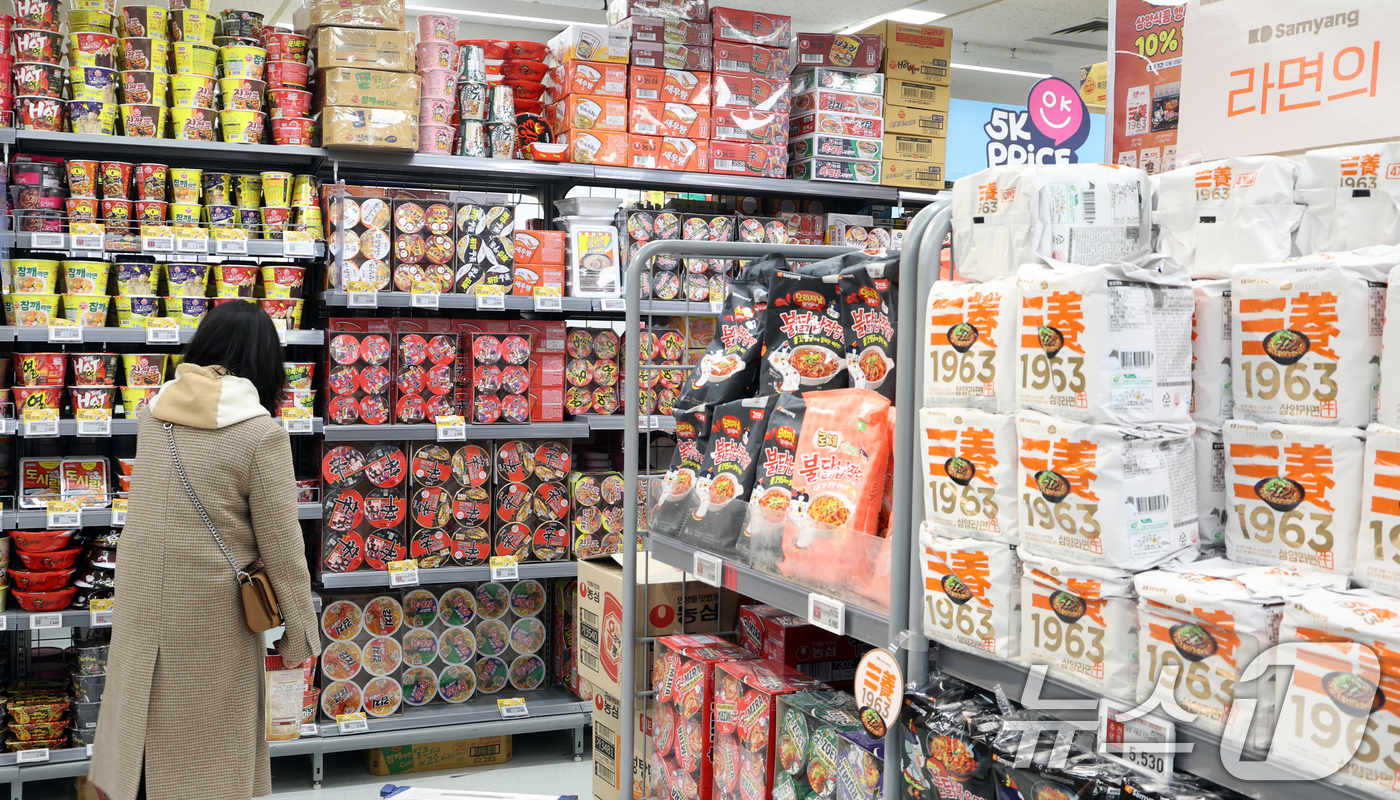 (서울=뉴스1) 김명섭 기자 = 정부는 24일  K-콘텐츠 확산으로 형성된 K-소비재에 대한 우호적 분위기를 수출 확대로 연결해 2030년까지 유망소비재 수출 700억달러를 달성한 …