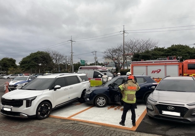 제주 도서관서 승용차 차량 2대 '쾅쾅'…60대 운전자 급발진 주장