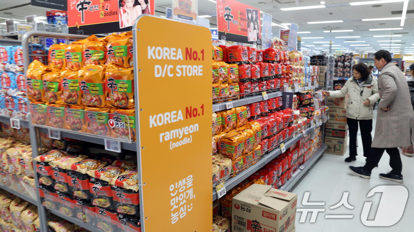 (서울=뉴스1) 김명섭 기자 = 정부는 24일  K-콘텐츠 확산으로 형성된 K-소비재에 대한 우호적 분위기를 수출 확대로 연결해 2030년까지 유망소비재 수출 700억달러를 달성한 …