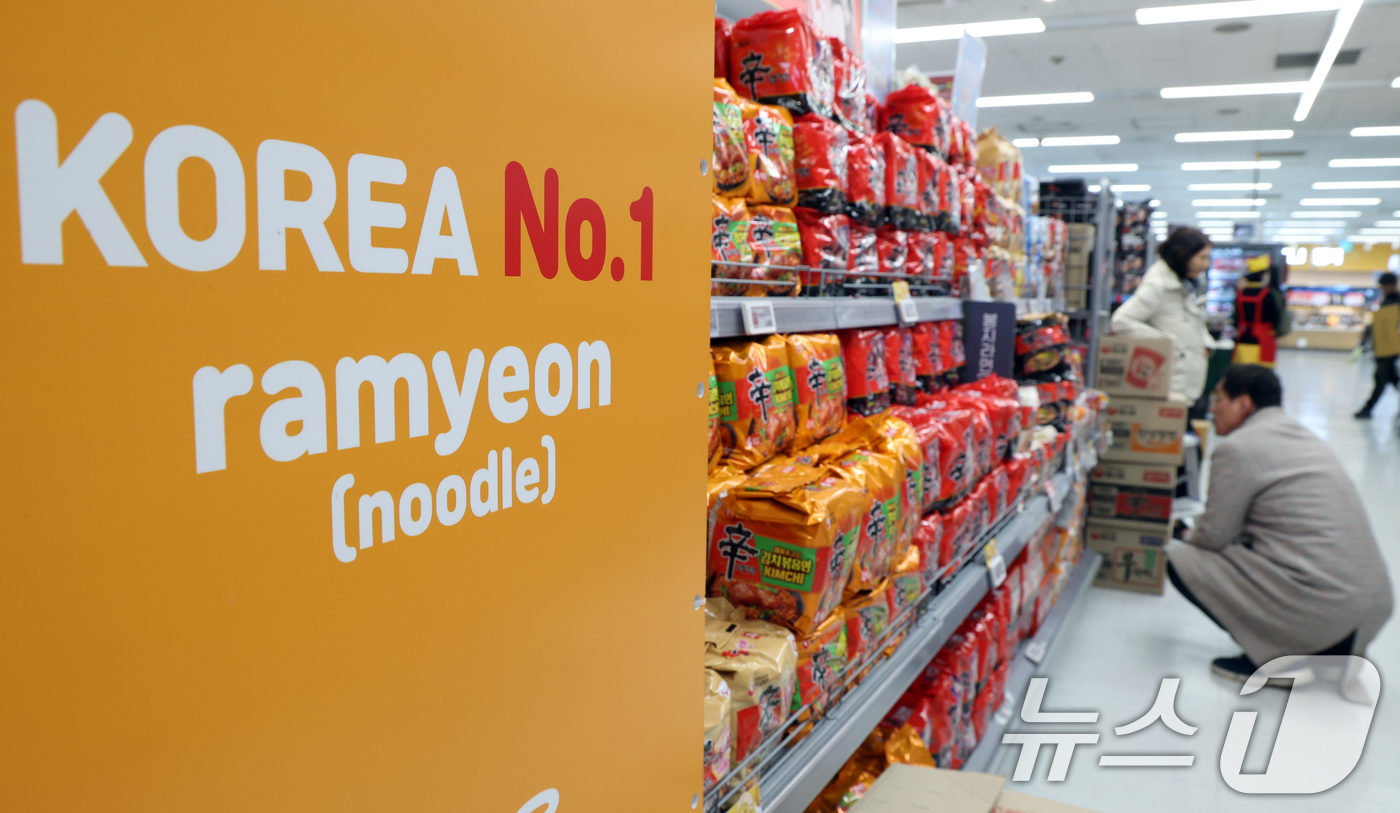 (서울=뉴스1) 김명섭 기자 = 정부는 24일  K-콘텐츠 확산으로 형성된 K-소비재에 대한 우호적 분위기를 수출 확대로 연결해 2030년까지 유망소비재 수출 700억달러를 달성한 …