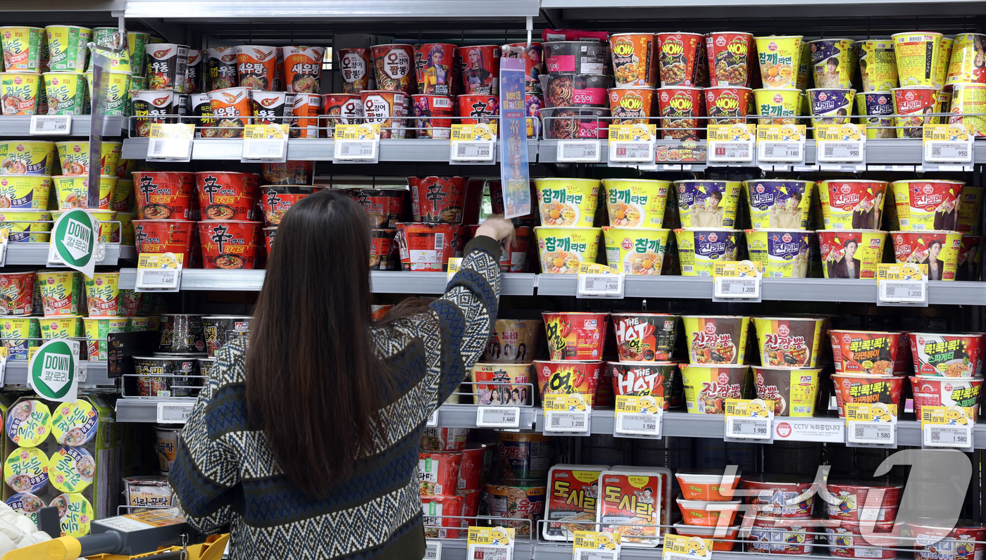 (서울=뉴스1) 김명섭 기자 = 정부는 24일  K-콘텐츠 확산으로 형성된 K-소비재에 대한 우호적 분위기를 수출 확대로 연결해 2030년까지 유망소비재 수출 700억달러를 달성한 …