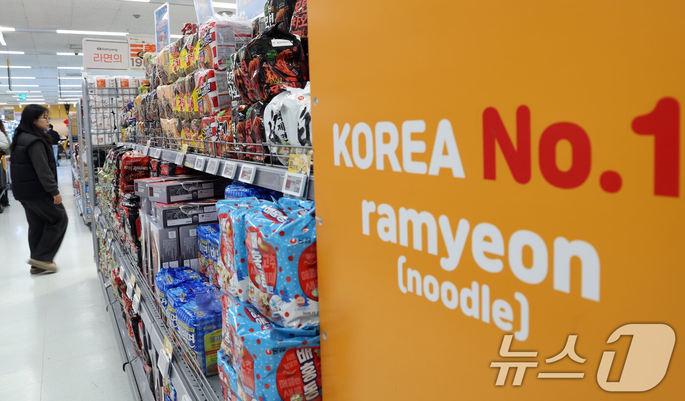 본문 이미지 - 정부는 24일 K-콘텐츠 확산으로 형성된 K-소비재에 대한 우호적 분위기를 수출 확대로 연결해 2030년까지 유망소비재 수출 700억달러를 달성한다는 구상을 발표했다. 이에 수출 다변화를 위해 한류 확산이라는 글로벌 흐름을 기회로 삼아 K-푸드, K-뷰티 등 K-소비재를 새로운 수출동력으로 육성한다는 방침이다. 사진은 이날 서울 한 대형마트 라면 진열대 모습. 2025.12.24/뉴스1 ⓒ News1 김명섭 기자