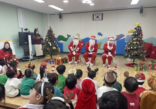 유치원 깜짝 방문한 산타…충북학생수련원 성탄절이브 이벤트