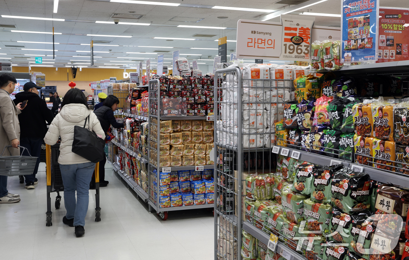 (서울=뉴스1) 김명섭 기자 = 정부는 24일  K-콘텐츠 확산으로 형성된 K-소비재에 대한 우호적 분위기를 수출 확대로 연결해 2030년까지 유망소비재 수출 700억달러를 달성한 …